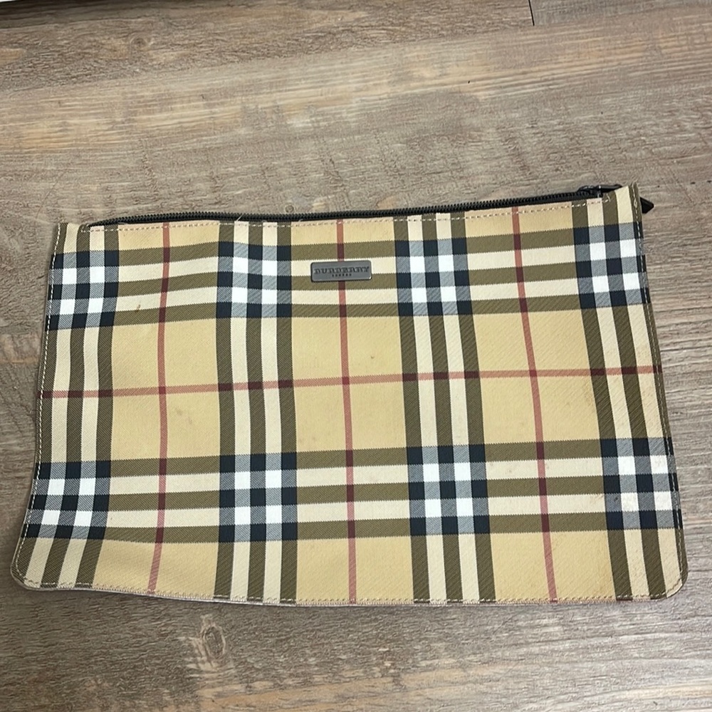 Burberry Cosmetic Pouch 🌹❤️